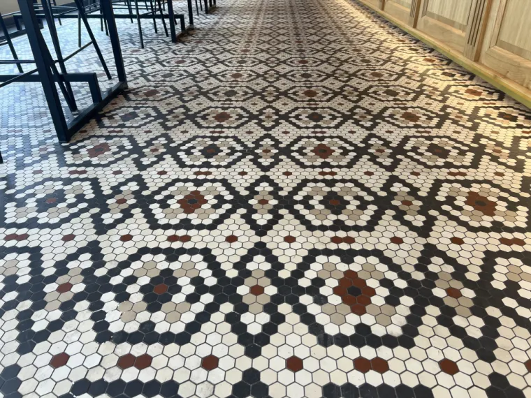 Pose de mosaïque et de frise périphérique dans une boulangerie dans le secteur de Marcq-En-Baroeul 