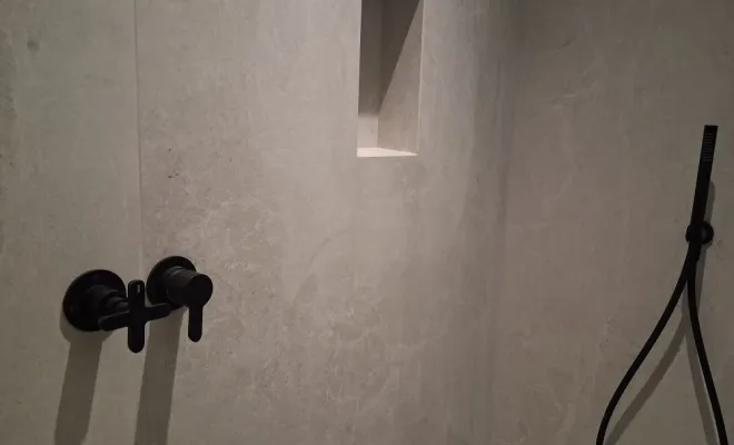 Pose de carreaux XXL et aménagement au sol d'une salle de bains en rénovation avec douche à l'italienne, Mérignies, FLOOR