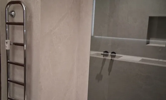 Pose de carreaux XXL et aménagement au sol d'une salle de bains en rénovation avec douche à l'italienne, Mérignies, FLOOR