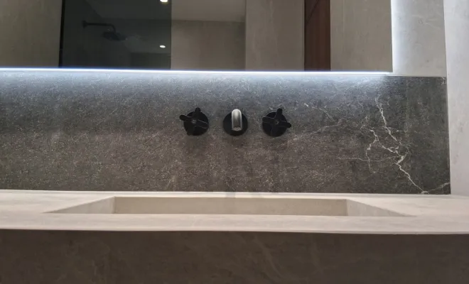 Pose de carreaux XXL et aménagement au sol d'une salle de bains en rénovation avec douche à l'italienne, Mérignies, FLOOR