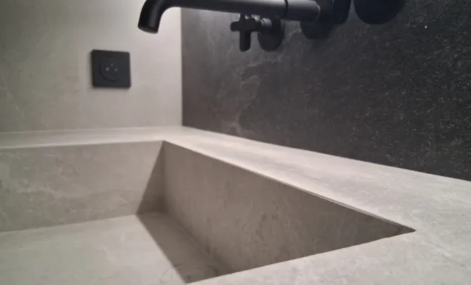 Pose de carreaux XXL et aménagement au sol d'une salle de bains en rénovation avec douche à l'italienne, Mérignies, FLOOR