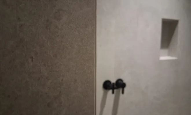 Pose de carreaux XXL et aménagement au sol d'une salle de bains en rénovation avec douche à l'italienne, Mérignies, FLOOR